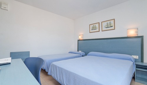 Habitación triple estándar, balcón