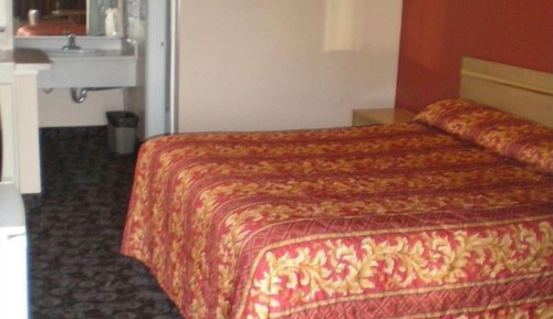 Habitación estándar, 1 cama de matrimonio grande, fumadores (Non-Smoking and Smoking Available)