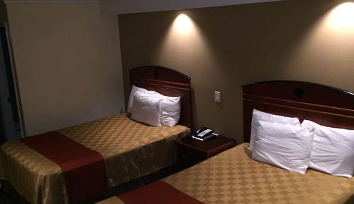 Habitación estándar doble, 2 camas dobles (Non-Smoking and Smoking Available)