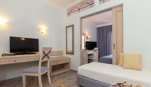 Habitación familiar, vistas al complejo turístico