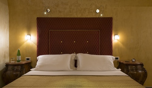 Habitación romántica doble, 1 cama de matrimonio grande, baño privado, vistas a la ciudad