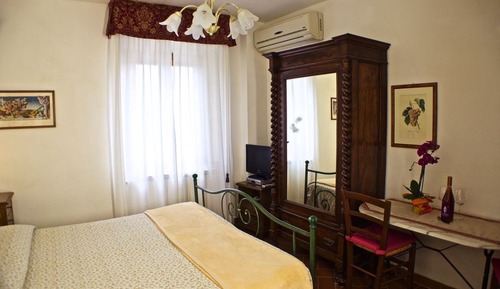 Habitación con 1 cama doble o 2 individuales, vistas al jardín (Rosa)