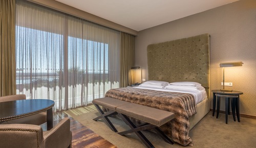 Habitación superior con 1 cama doble o 2 individuales, vistas al lago