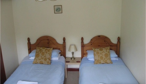 Habitación con 2 camas individuales, baño privado