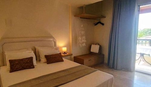 Estudio, vistas al jardín