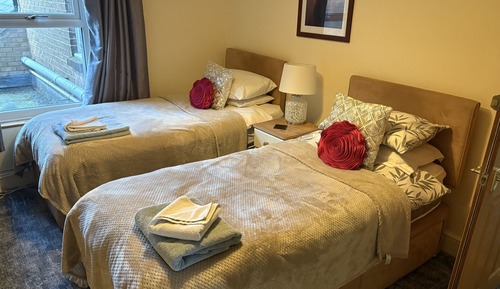 Habitación con 2 camas individuales, baño privado