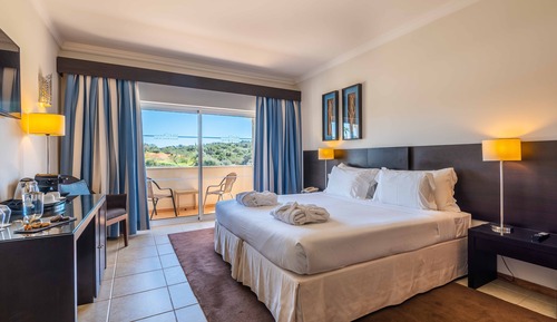 Habitación superior con 1 cama doble o 2 individuales, vistas al jardín