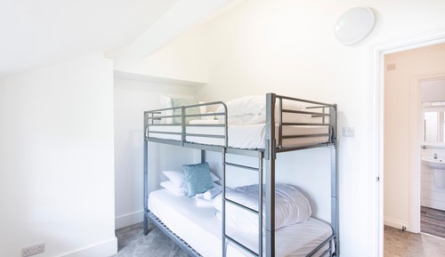 Habitación Club, 2 habitaciones, baño compartido, vistas al patio