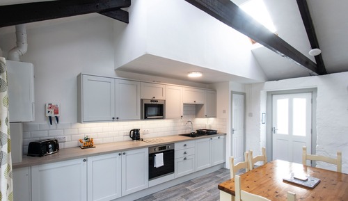 Apartamento exclusivo, 2 habitaciones, cocina básica, vistas al jardín