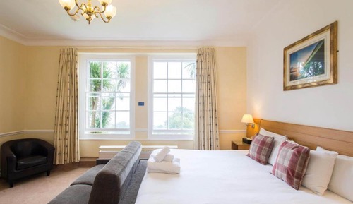 Habitación superior con 1 cama doble o 2 individuales, vistas al mar