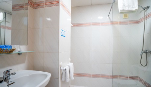 Habitación estándar con 1 cama doble o 2 individuales, 1 habitación, balcón, vistas a la ciudad