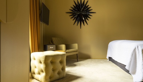 L - Generous and spacious (king size bed of 180 cm)