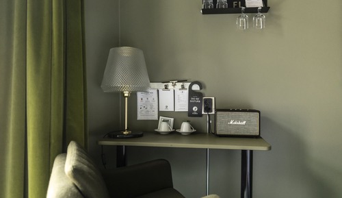 M - plenty of space for one or for two (king size bed of 180 cm)