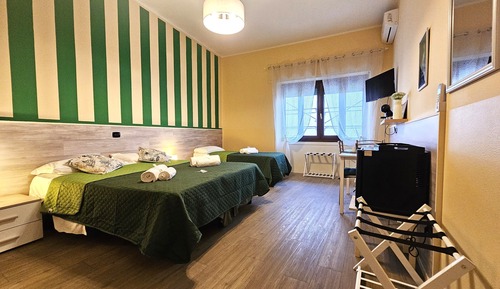 Habitación triple romántica, varias camas, baño privado (External)