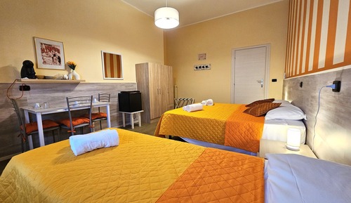 Habitación triple romántica, varias camas, baño privado (External)