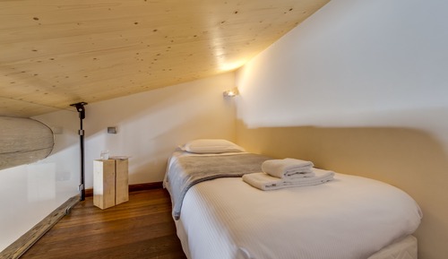Habitación triple, entresuelo