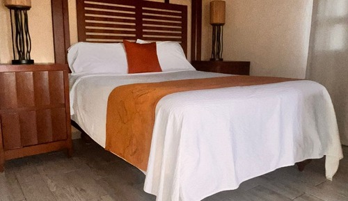 Lobby single, ocean view, 1 Queen Bed