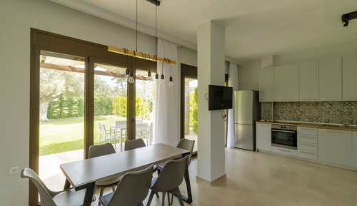 Villa superior, acceso a la piscina