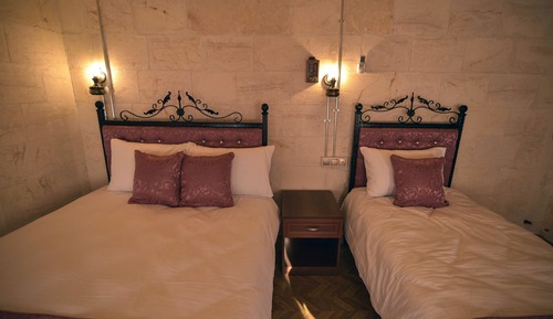 Habitación triple (Karayilan)