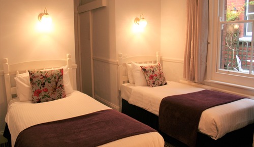 Habitación con 2 camas individuales, baño privado