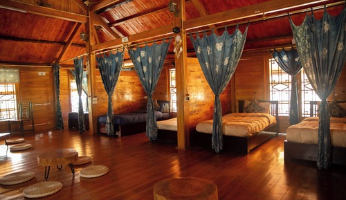 Dormitorio compartido tradicional, dormitorio mixto, vistas a la montaña