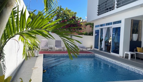 Habitación doble superior, 1 cama de matrimonio grande, vistas a la piscina
