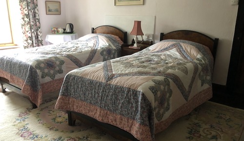 Habitación con 2 camas individuales, baño compartido