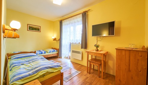 Habitación tradicional con 1 cama doble o 2 individuales, balcón
