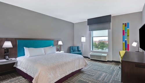 Habitación, 1 cama de matrimonio grande (Mobility & Hearing, Roll-in Shower)