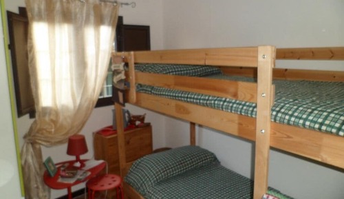 Habitación con 2 camas individuales, baño compartido