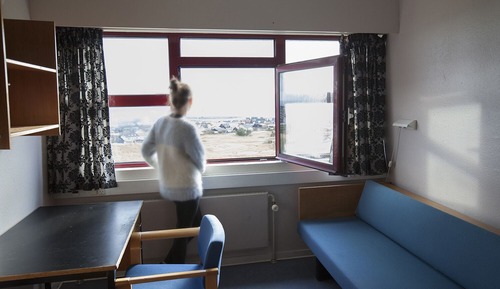 Habitación con 2 camas individuales, baño compartido