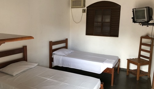 Habitación básica con 2 camas individuales