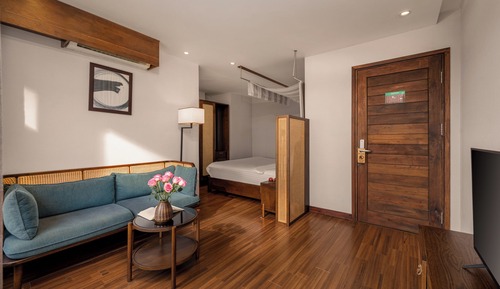 Deluxe King with Ocean View and Balcony (Complimentary One-time Minibar)