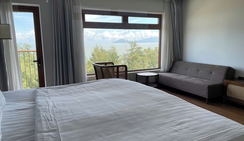 Premier King with Ocean View and Balcony (Complimentary One-time Minibar)