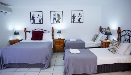 Family Room, 1 Queen Bed & 2 Single Beds