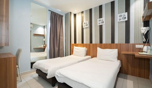 Habitación básica con 2 camas individuales