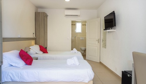 Habitación básica con 2 camas individuales, accesible para personas con discapacidad