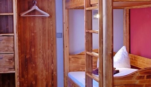 Habitación básica con 2 camas individuales