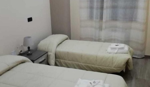 Habitación con 2 camas individuales, baño compartido