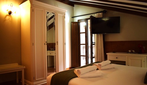 Habitación estándar con 1 cama doble o 2 individuales, balcón