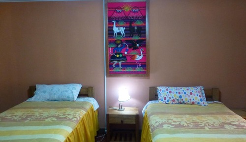 Habitación básica con 2 camas individuales