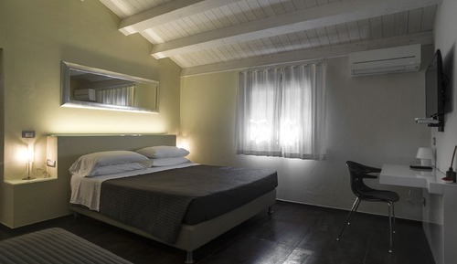 Habitación superior con 1 cama doble o 2 individuales, vistas a la colina