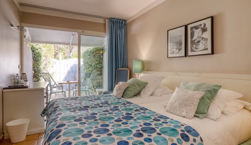 Habitación con 2 camas individuales, vistas al jardín