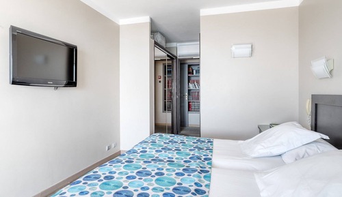 Habitación con 2 camas individuales, balcón, vistas al mar