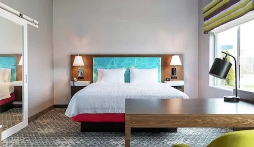 Habitación, 1 cama de matrimonio grande, frigorífico y microondas