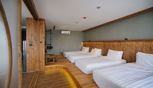 One-Bedroom Quadruple