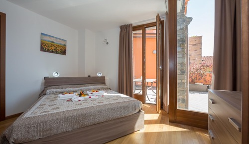 Apartamento familiar, 2 habitaciones, 2 baños, junto a la montaña (Borgo La Sorgente - Erica)