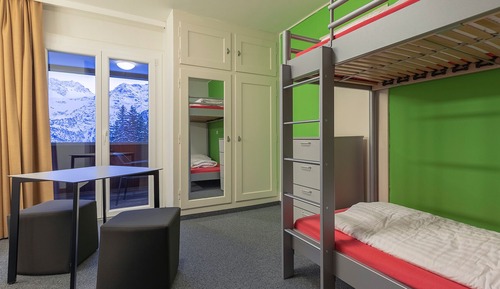 Habitación básica con 2 camas individuales, baño compartido