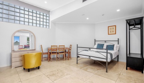 Estudio familiar, varias camas (Queen)