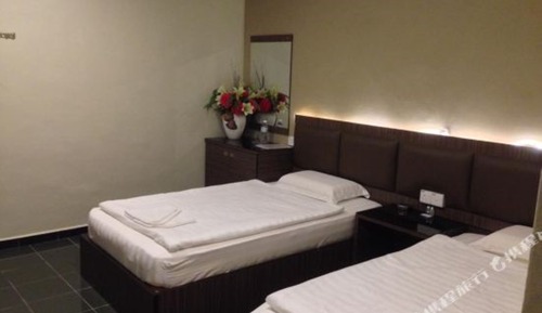 Habitación con 2 camas individuales, sin ventanas